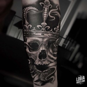 tatuaje_blackwork_calavera_corona_brazo_logiabarcelona_pedro_monteiro